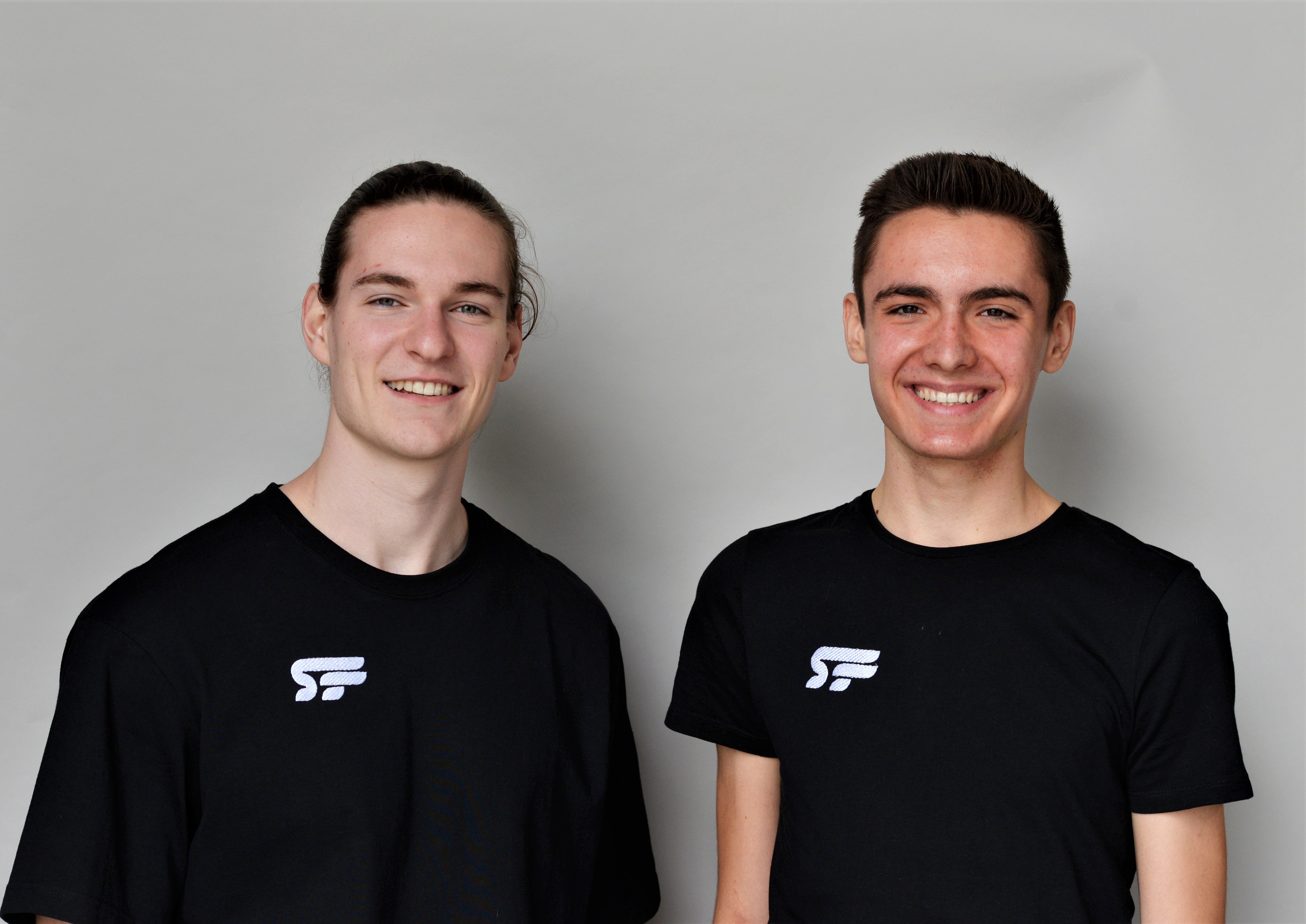 Eric und Stefan lächeln auf ihrem ersten gemeinsamen Foto stolz in die Kamera.